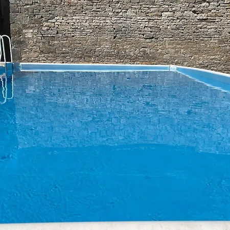 Entre Lot Et Aveyron Piscine Villeneuve-dʼAveyron